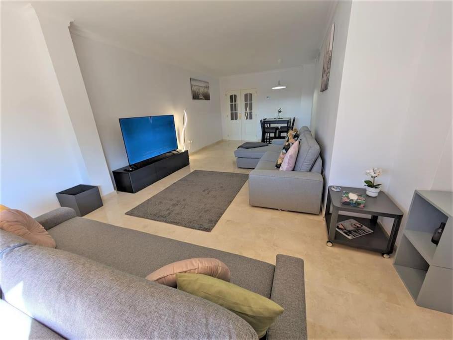 R23 Lagos 2 Bedroom Flat Appartamento *